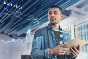 Joven profesional analizando estadísticas digitales en tiempo real con una tablet, representando estrategias de marketing y análisis de datos en 2024.